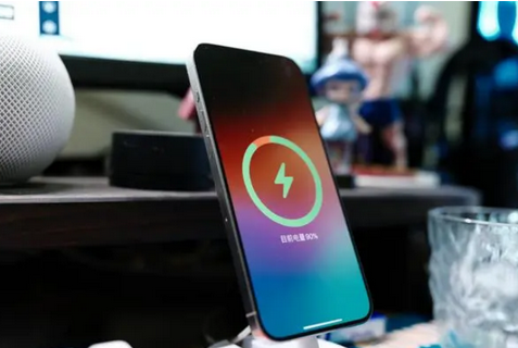 昭阳苹果15换屏服务分享用什么充电器给iPhone15充电更好 